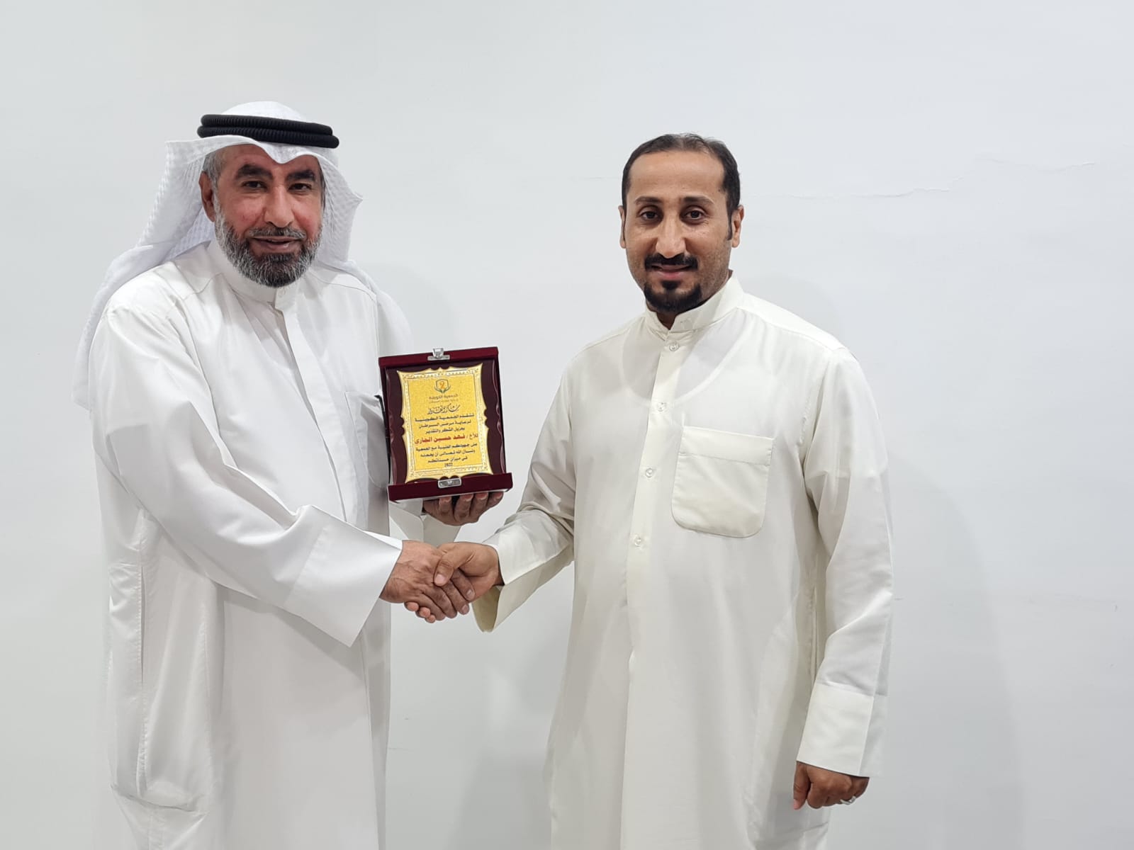 صورة رئيس مجلس إدارة المبرة يكرم أحد المتعافين من مرض السرطان